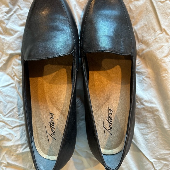 Shoes - Trotters-women’s black leather loafer size 8.5
